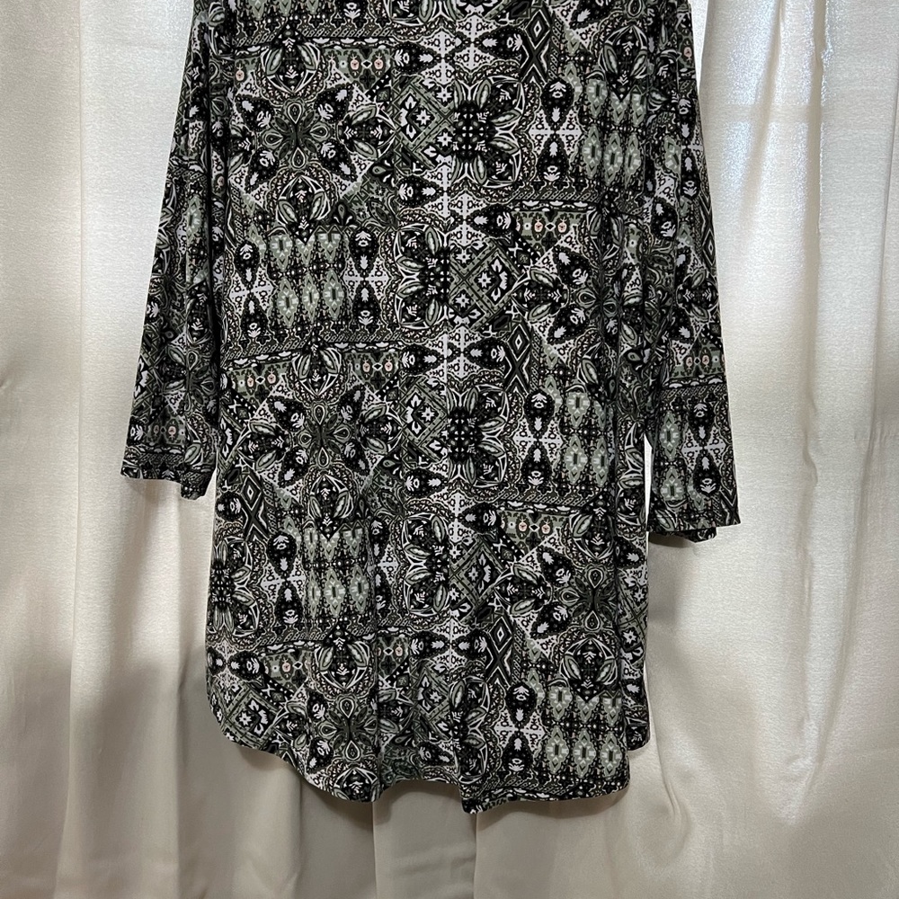 Bobbie Brooks Geometric Design Printed 3/4 Length Blouse - Picture 5 of 8